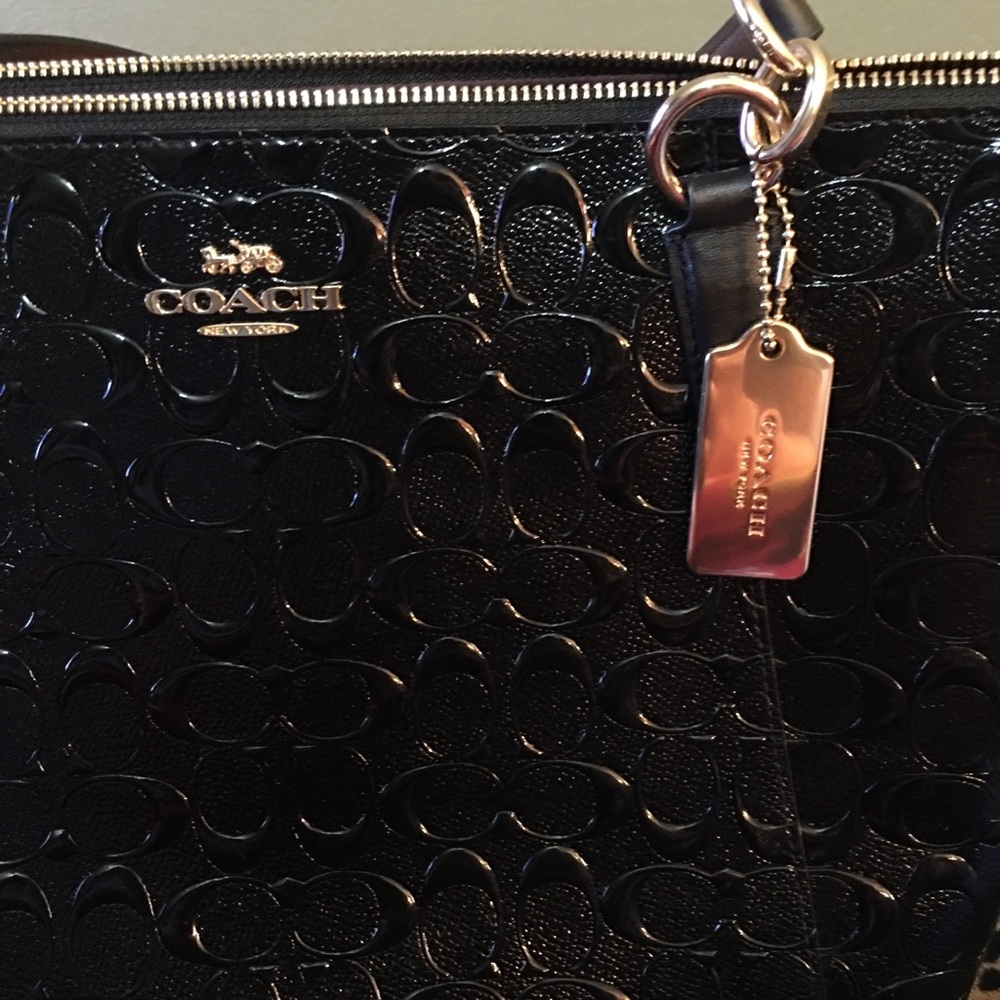 NWT. Coach
SIGNATURE LEATHER ZIP TOP TOTE - Picture 5 of 6